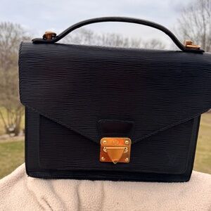 BLACK HANDBAG